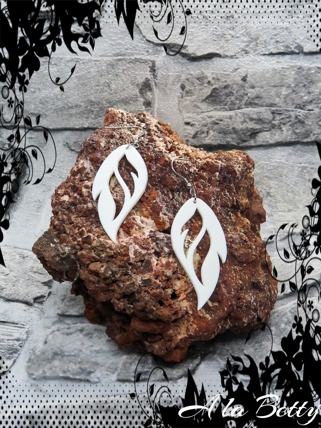 BÍLÁ NÁUŠNICE